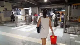 How to ride the MRT in Manila (watch end on how to exit station)