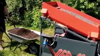 Kompost sieben mit dem R&uuml;ttelsieb LS12 von Xava Recycling