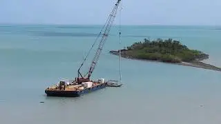 Whitsunday Magic  dismantling Stern Mast