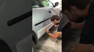 Colocando calco, adhesivos, pegotin lateral auto