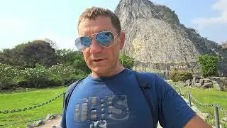 Наскальный золотой Будда. Паттайя. Тайланд. Khao Chi Chan Buddha.