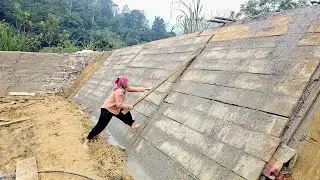 The girl has completed 80% of the work of building the pond embankment./ Bàn Thị Diết