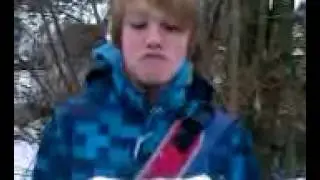 DUMMER JUNGE HAUT KOPF IN DEN SCHNEE