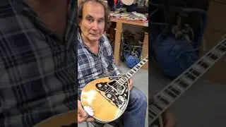 Σταύρος Τουτάλας σε επισκευή μπουζούκι Παναγή
