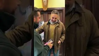 Este es el cariño que recibe SANTIAGO ABASCAL allá por donde va