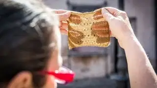 The last woman who makes sea silk