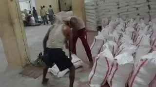 Adani willmer varanasi ka atta plant me running production ka staking ke time ka videos