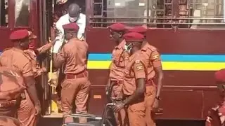 Byesigye bamutusiriza muka wheelchair ku court e Nakawa.