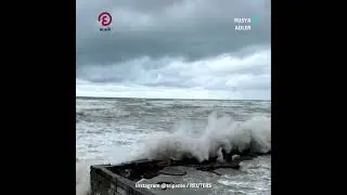 Karadeniz&rsquo;de dev dalgalar kıyıları d&ouml;vd&uuml;