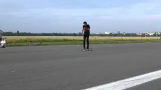 Arian Chamasmany auf dem Guerilla Longboard Dance Contest 2013 auf dem Tempelhofer Feld