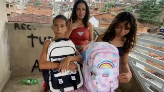 Mostrando os materiais escolares das meninas 