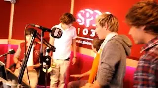 Louis telling Harry to sit on his lap