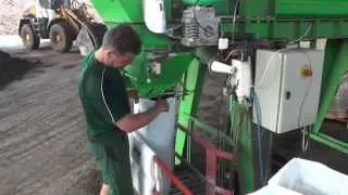 Absacken (Verpacken) von Schwarzwald-Baar Edelkompost