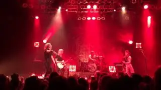 Sleater Kinney - Merry Christmas (I Don't Want to Fight Tonight) (Ramones cover)