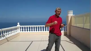 Not everyone can do this roll. хххххххх  Не каждый сможет выполнить такой кувырок.
