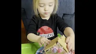 Sistersss Sydney, Sophie and Shelby make DIY Gingerbread Houses with Mommy!