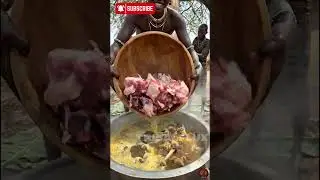 Приготовление блюд в стиле Туркана: подготовка мяса бизона у саванного дерева 🌿🍲 #Shorts #TribalFlux