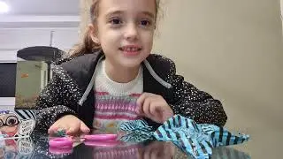 Sofia Greganich abrindo LOL Surprise Boys His Royal High-ney