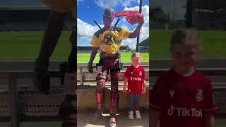 Man wears Deadpool costume and surprises Ryan Reynolds