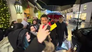 Hugh Jackman arrive him  in hotel take pictures with fans 