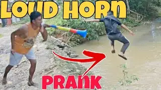 LOUD HORN PRANK 📯 FUNNY VIDEO