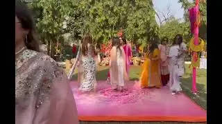 Best performance by her best friend's on her mehandi function. #weddingfunctions #nehadavar