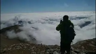 Monta&ntilde;as espectaculares las nubes parec&iacute;an Olas🌊 chocando contra las Rocas f&iacute;jate bien 🤠