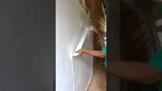 reboco de gesso na parede de tijolo