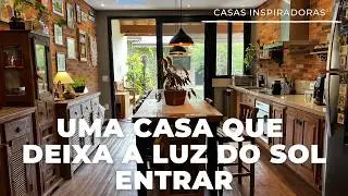 O R&Uacute;STICO COM TOQUES CONTEMPOR&Acirc;NEOS E UM QUINTAL LINDO NUMA CASA QUE INTEGRA O HOBBY DOS MORADORES