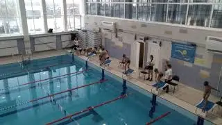 Соревнования в басике я в зелёной шапке на третьей дорожке