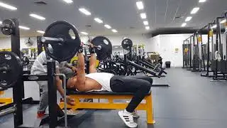 Flat Bench mid grip barbell bench press