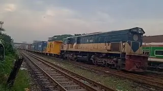 পড়ন্ত বিকালে ট্রেনের বাড়ি থেকে ট্রেন প্রবেশ, বাহির  