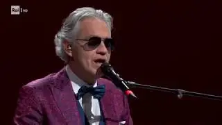Andrea Bocelli al pianoforte con 