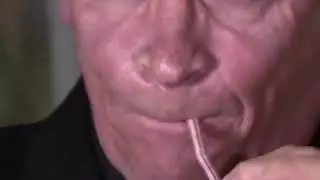 Peter Bastian, tocando com um canudo ! Ex fagotista da Sinf&ocirc;nica de Copenhague