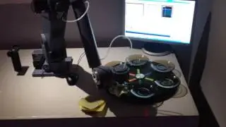 Робот H1 Robots собирает бургер