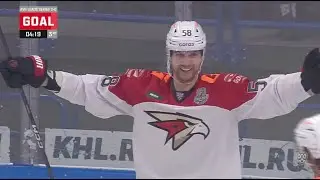 Сведберг сравнивает броском с центра зоны / Svedberg blasts one to take the game to OT