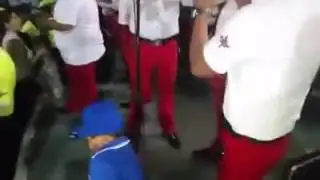 Ni&ntilde;o Buchon Cantando El Karma