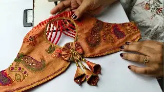 Red colour ki saree ke liye bahut hi khubsurat sleeve design