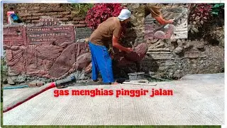 Membuat relief batu tumpuk pada benteng pinggir jalan taman #tamanrumah #relief