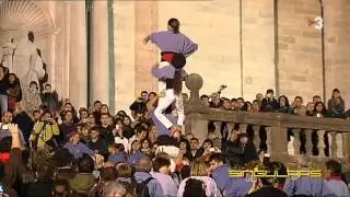 Singulars : Pilar de 4 caminat ( Els Marrecs de Salt pujant les escales de la Catedral de Girona )