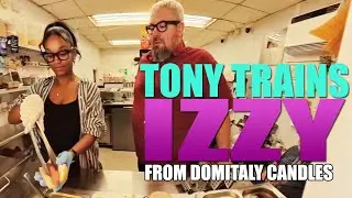 Тони обучает IZZY из DomItaly Candles готовить хот-доги!