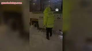 Bitlis-Tatvan yolunda kar kabusu: Ara&ccedil;lar yolda kaldı