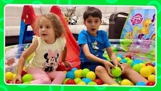 Ela Wants to Play with Emir! - Funny Kids Video