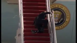 Президент США Джо Байден несколько раз споткнулся на трапе. Biden stumbles while walking up stairs