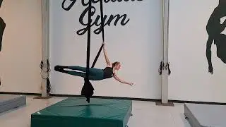 Aerial silks knot tricks: Mermaid