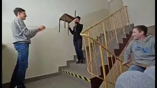 Rzucanie krzesłem na schodach
