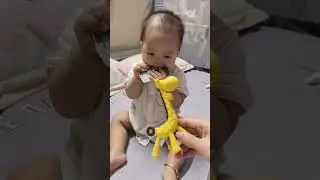 Em bé toàn tự chơi 1 mình