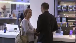 Andrés Iniesta atiende a los clientes de la Sony Store
