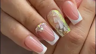 Encapsulado  de concha nácar en uñas acrílicas.