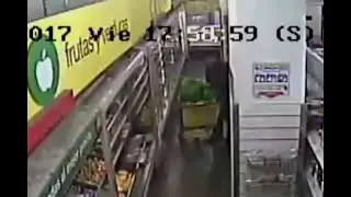 ¡Descarados! Vea cómo, usando una bolsa biónica, robaban de todo en tiendas y almacenes